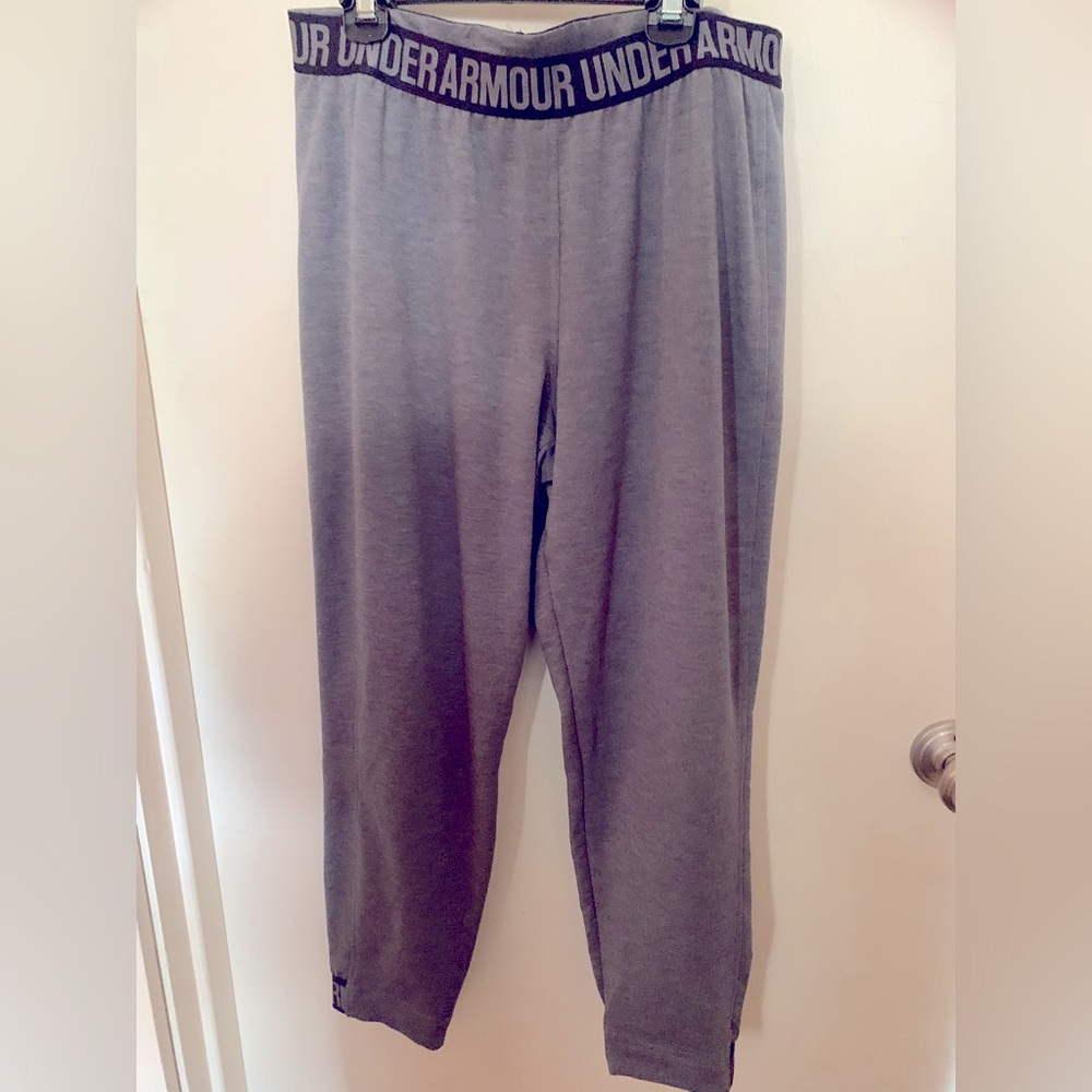 Under Armour brand- ladies loose fit jogger !! 🏃♂️ gray and black !!